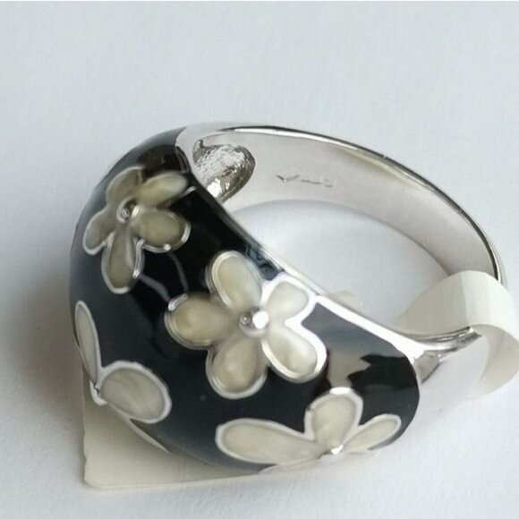 Dome ring white and black flowers size 7 NWT - Picture 7 of 8